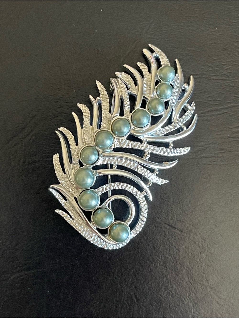 Vintage Sarah Coventry Silver-Tone Feather faux gray Pearl Brooch.